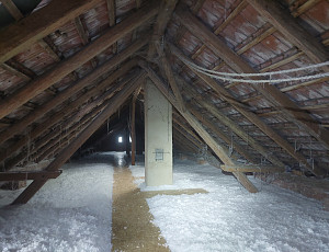 Zateplení stropu rodinného domu pomocí foukané izolace